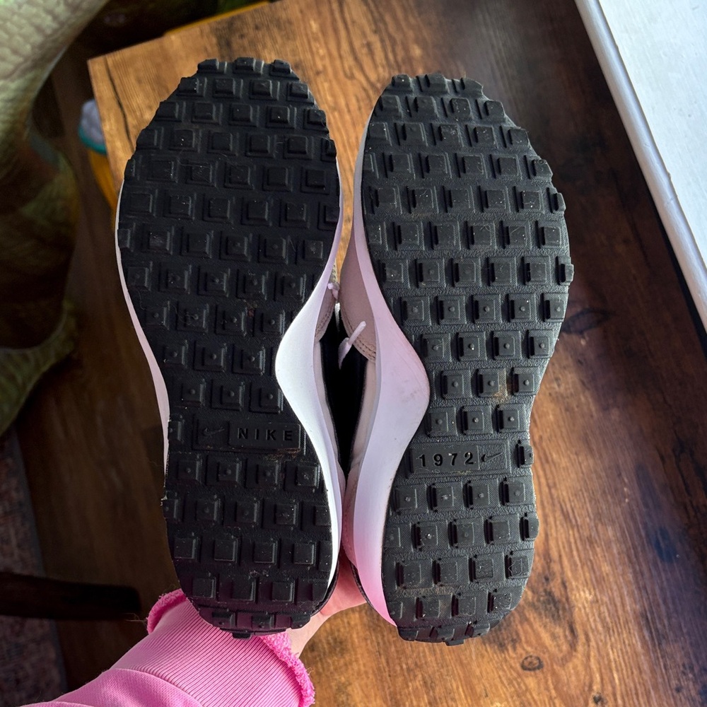 Nike Beige and Black Sneakers - Picture 5 of 7